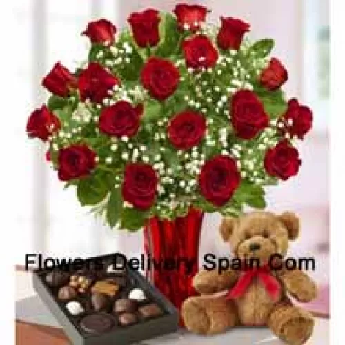 25 Rosas Vermelhas com Algumas Samambaias em um Vaso de Vidro, um Lindo Urso de Pelúcia Marrom e uma Caixa de Chocolates Importados