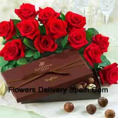 Un hermoso ramo de 11 rosas rojas con relleno de temporada acompañado de una caja de chocolates importados