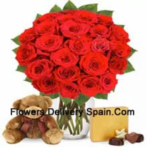 25 Rosas rojas con algunos helechos en un jarrón de vidrio acompañadas de una caja de chocolates importados