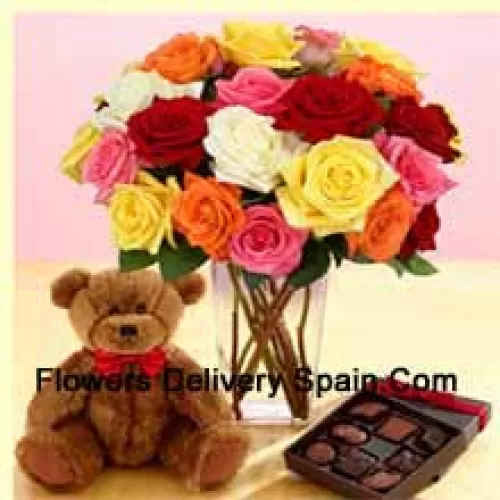 25 rosas de colores mixtos con algunos helechos en un florero de vidrio, un lindo oso de peluche marrón de 12 pulgadas de altura y una caja de chocolates importados