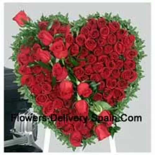 Un Bellissimo Disposizione a Cuore di 101 Rose Rosse