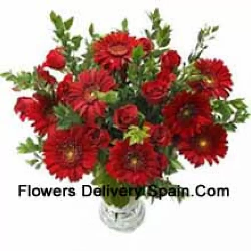 Gerberas, Rosen und Füllstoffe in einer Vase