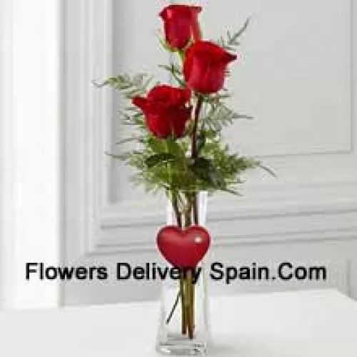 3 Rosas Rojas en un florero de vidrio con un pequeño corazón adjunto