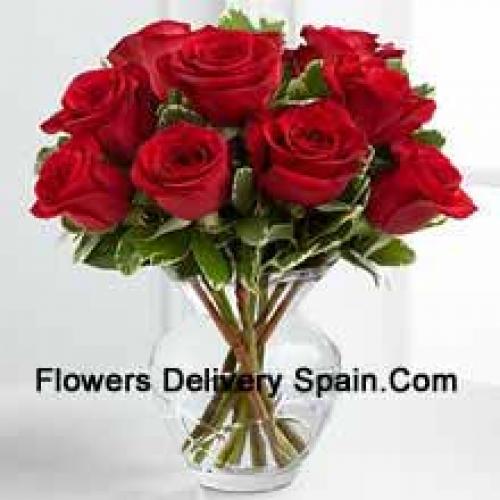 9 Cute Red Roses in Vase