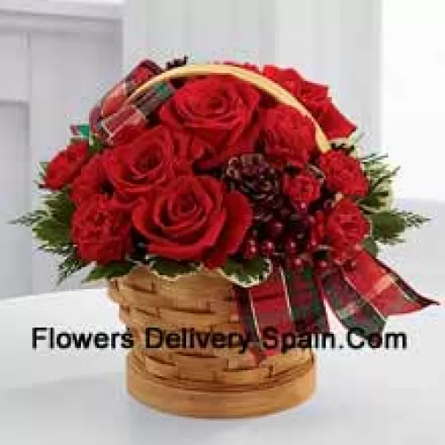 Saluda a tu destinatario especial con belleza y bendiciones de temporada. Rosas rojas y claveles mini están magníficamente dispuestos en una cesta de virutas de madera natural con diferentes verdes navideños, piñas naturales y adornos de bayas, acentuados con una cinta de tartán escocés para crear un regalo que desea todo lo que esta maravillosa temporada tiene para ofrecer (Tenga en cuenta que nos reservamos el derecho de sustituir cualquier producto con un producto adecuado de igual valor en caso de no disponibilidad de cierto producto)